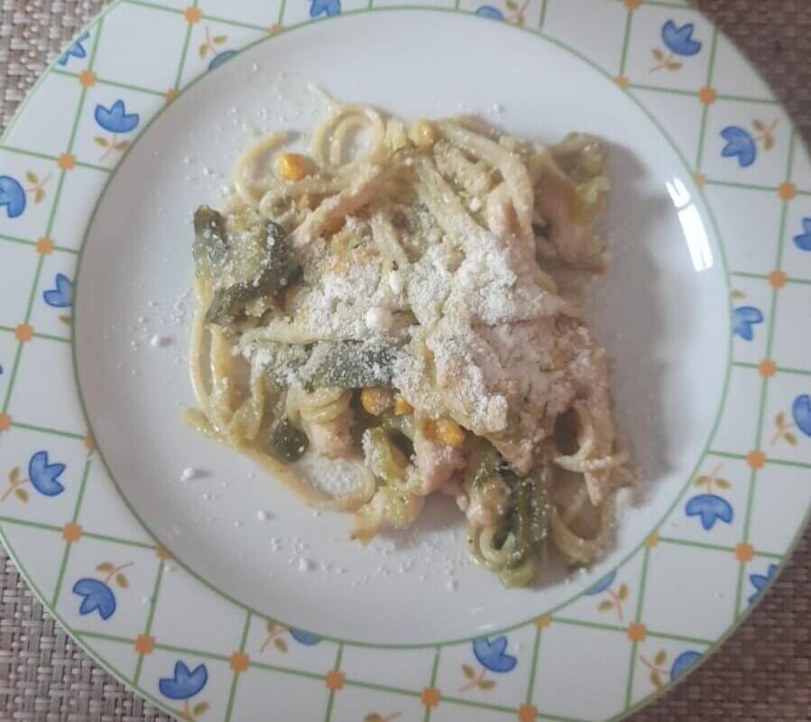 Pasta y pollo con rajas
